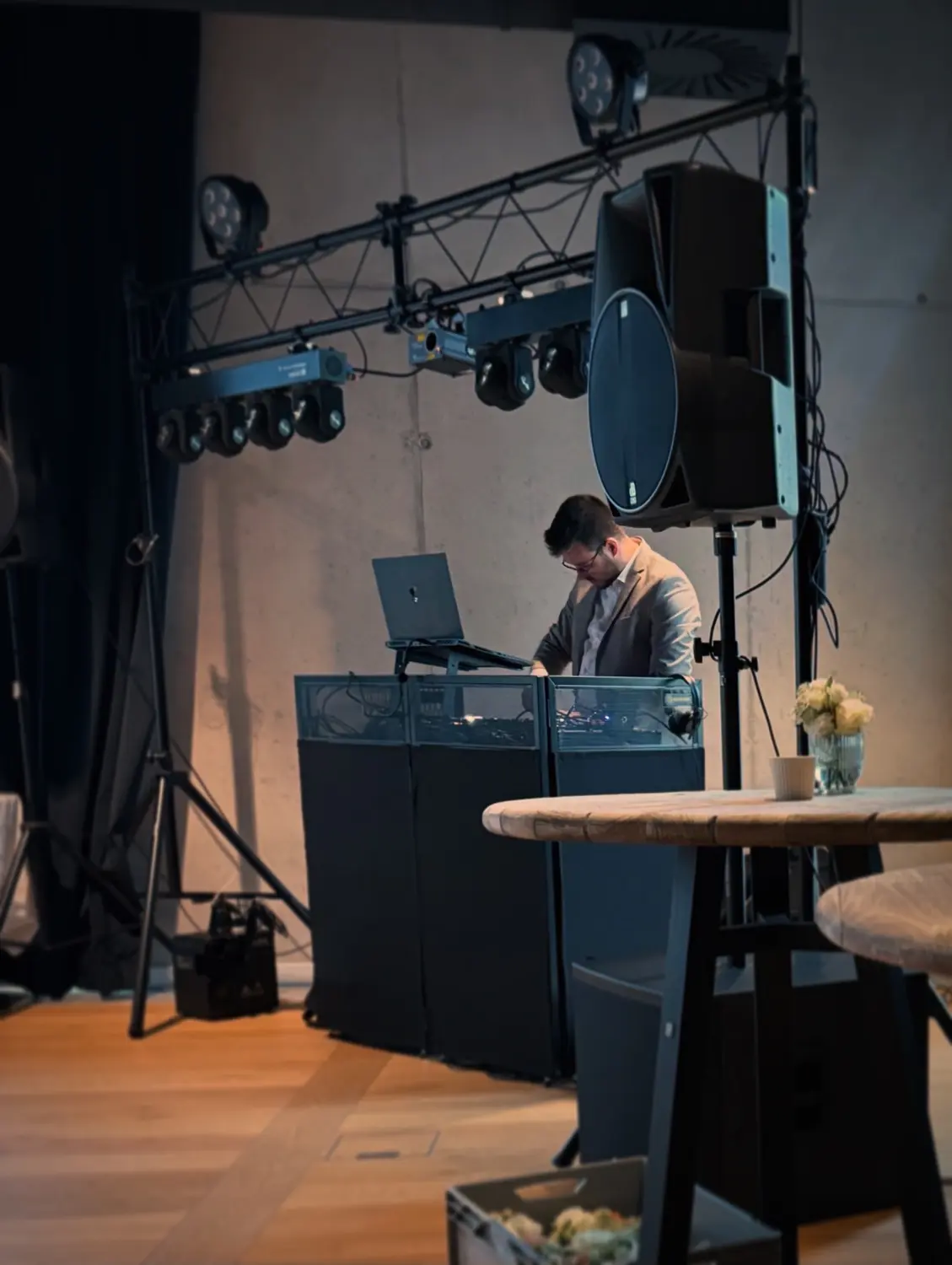 Markus am DJ-Pult im abgedunkelten Saal
