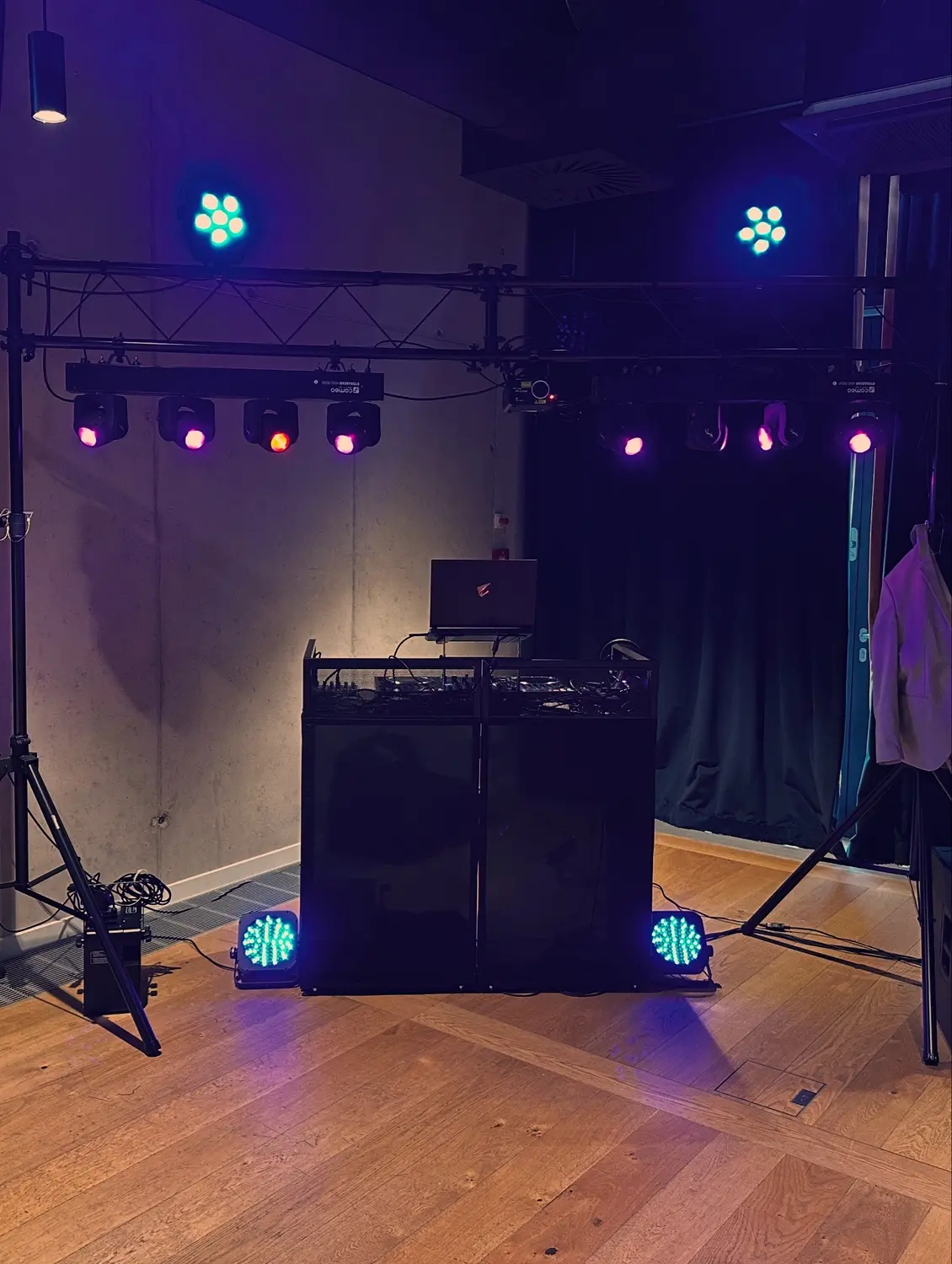 Lichtaufbau mit blau-violetten Uplights