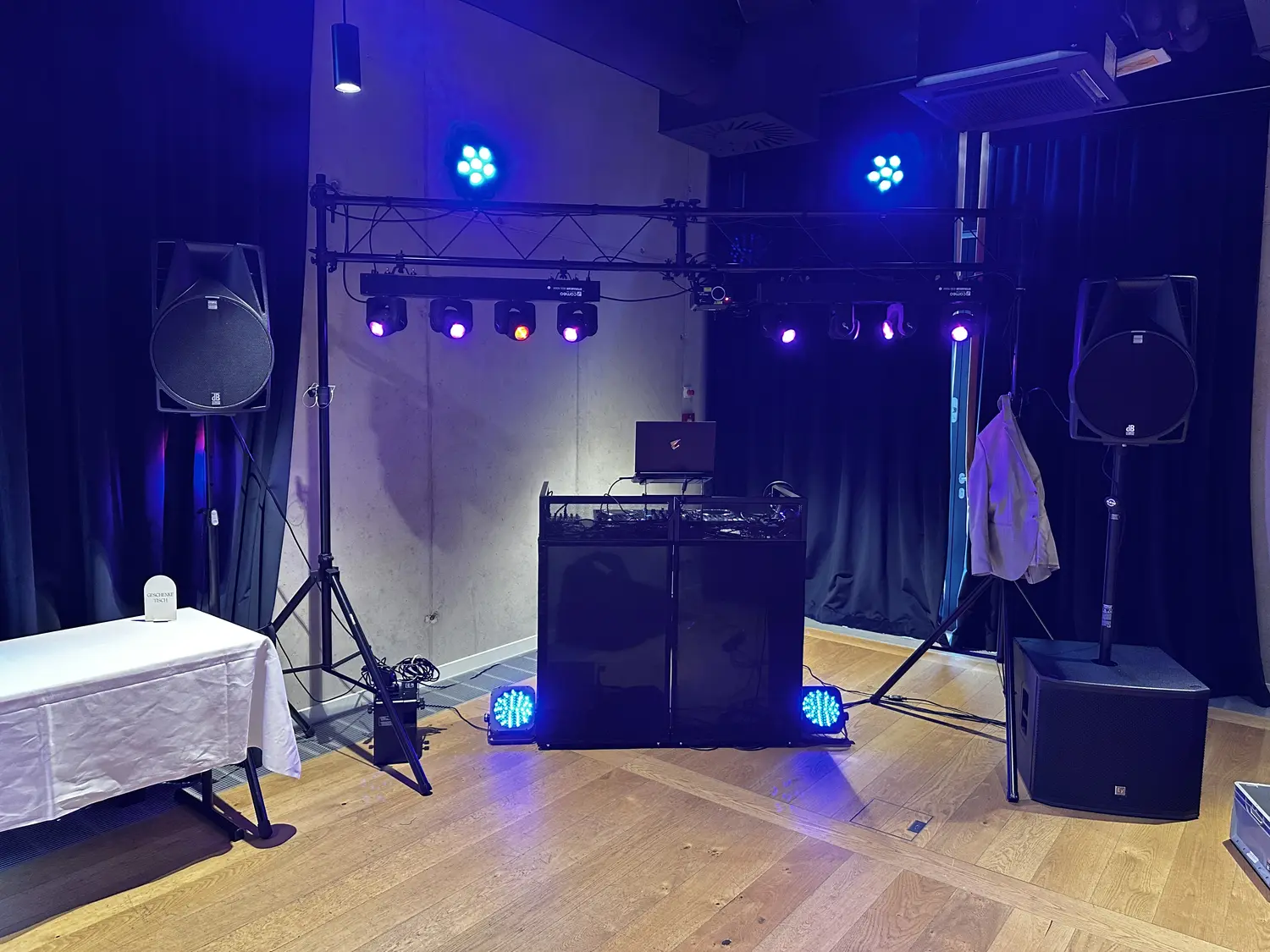 Saal mit blauem Licht und Traverse
