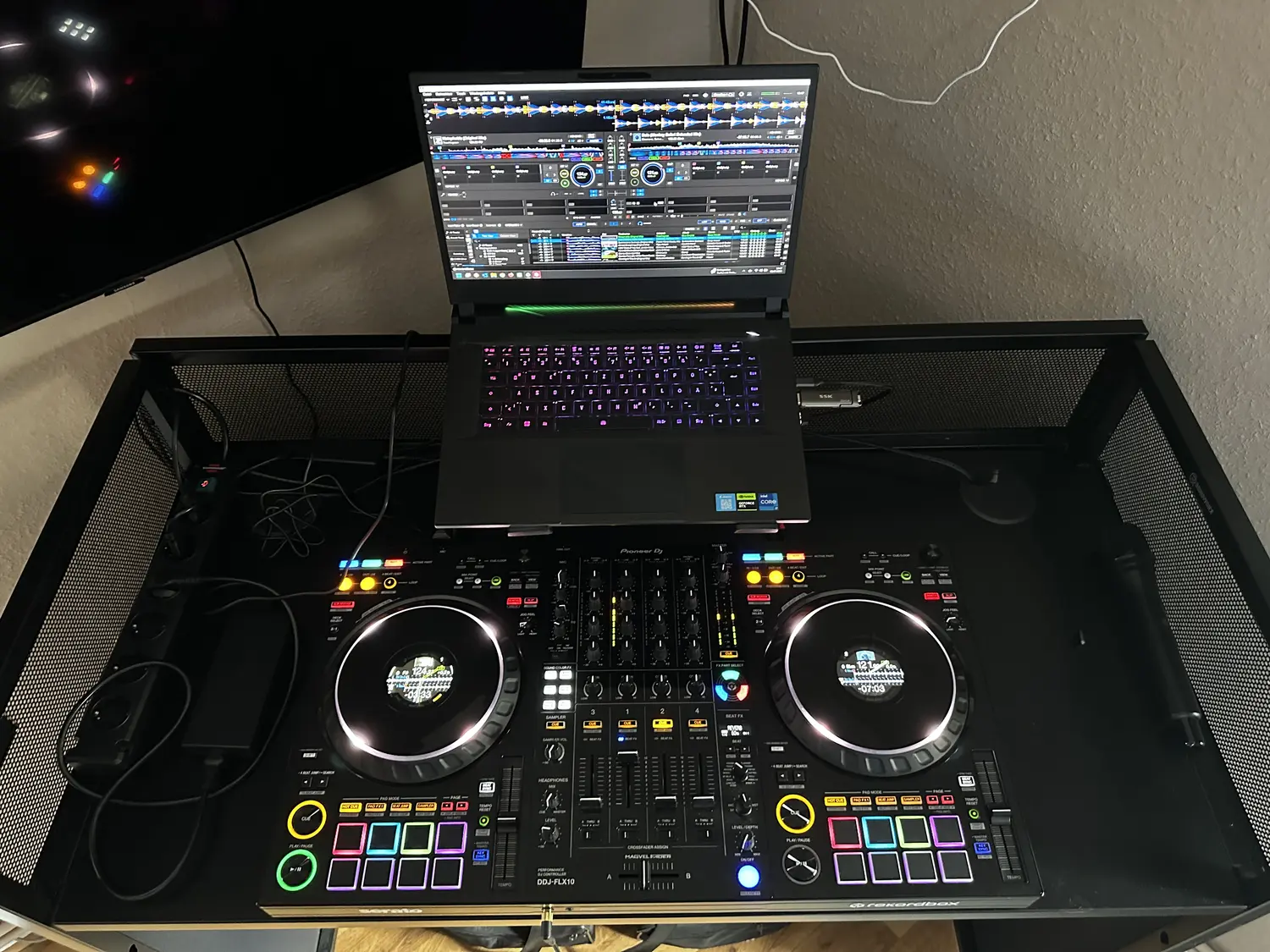 DJ-Controller und Laptop von oben