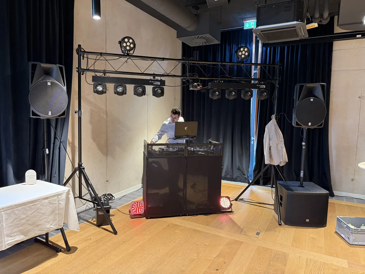 Aufbau im Saal bei Tageslicht