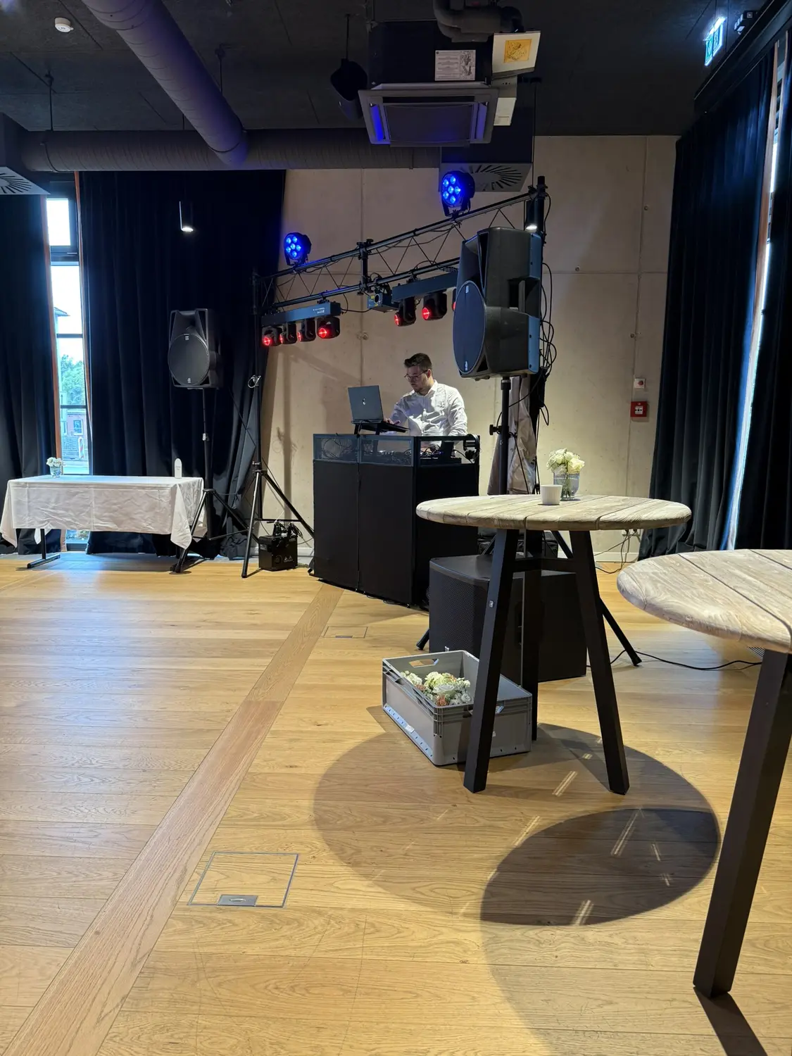 Saal mit Stehtischen und Aufbau