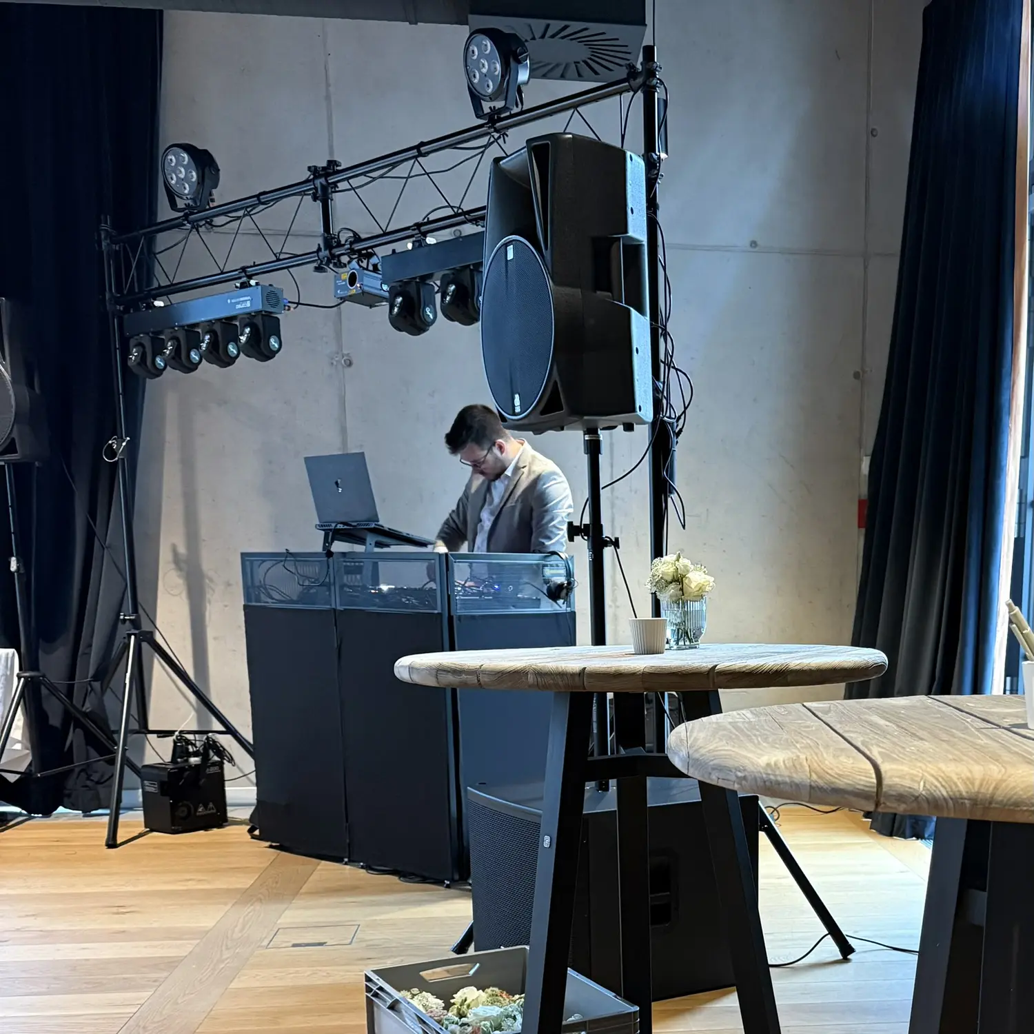 Markus am Pult, Saal bei Tageslicht
