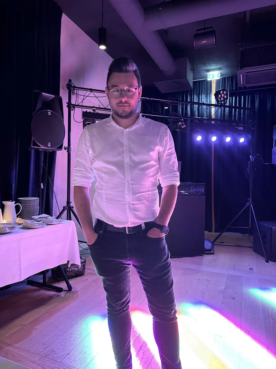 Markus vor dem Aufbau im pinken Licht