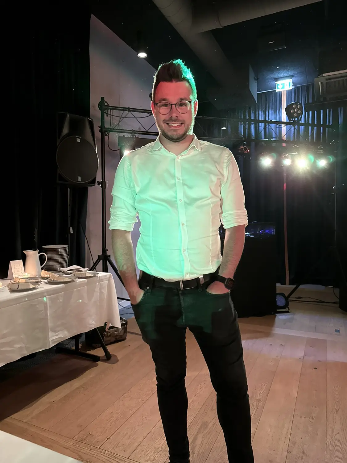 Markus vor dem Aufbau im grünen Licht