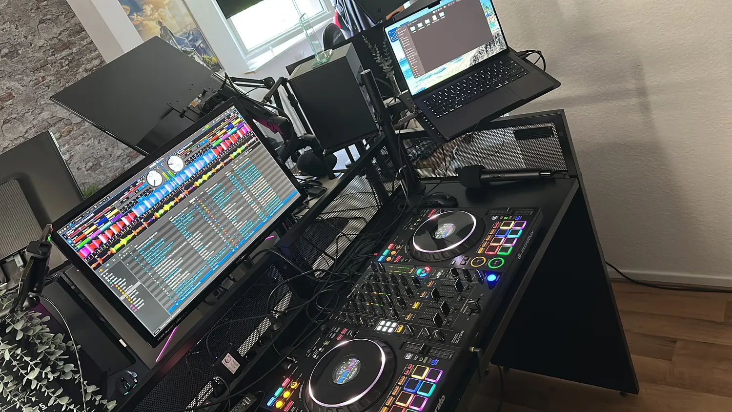 DJ-Controller im Dunkeln mit LED-Beleuchtung