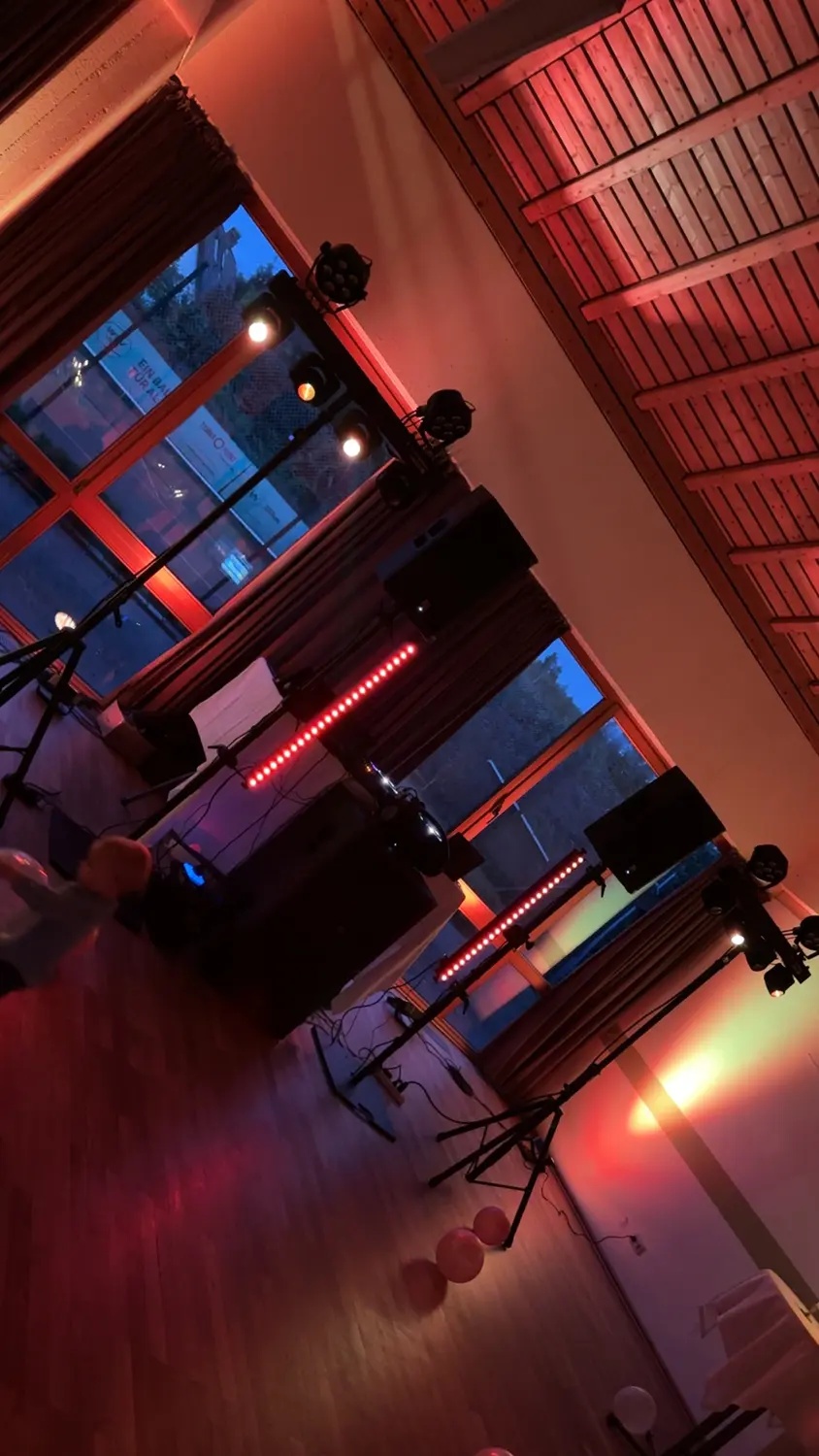 Saal in rotes Licht getaucht